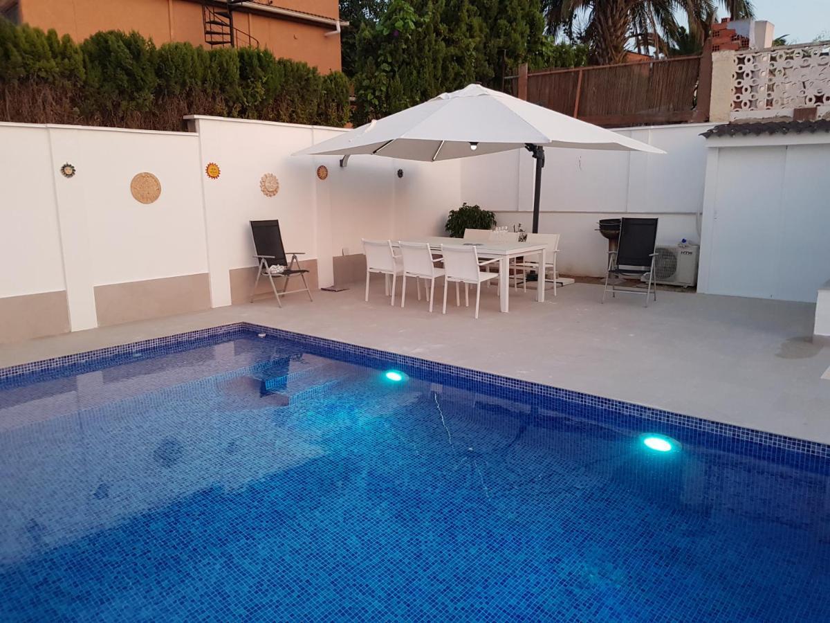 Lovely Bungalow For Four Close To Beach And City In トレビエハ エクステリア 写真